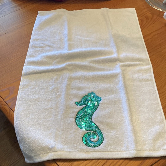 Seahorse sequined hand towels - Picture 3 of 3